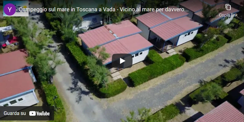 In diesem Video sieht man, dass der Campingplatz direkt am Meer in der Toskana liegt und an einen freien Strandabschnitt grenzt