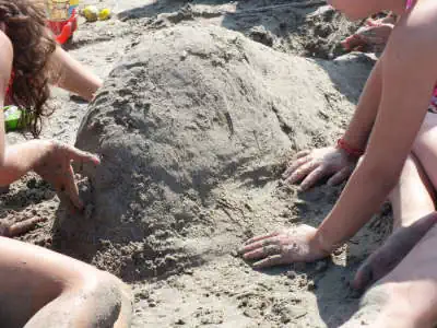 Kinder spielen mit dem Sand am Campingplatz RadaEtrusca am Meer - Vada