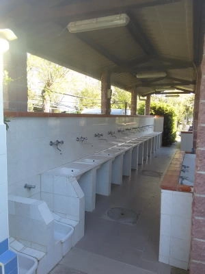 The sinks for washing dishes, all equipped with hot water at the RadaEtrusca campsite in Vada