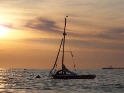 La barca Virgola sul mare al Campeggio RadaEtrusca